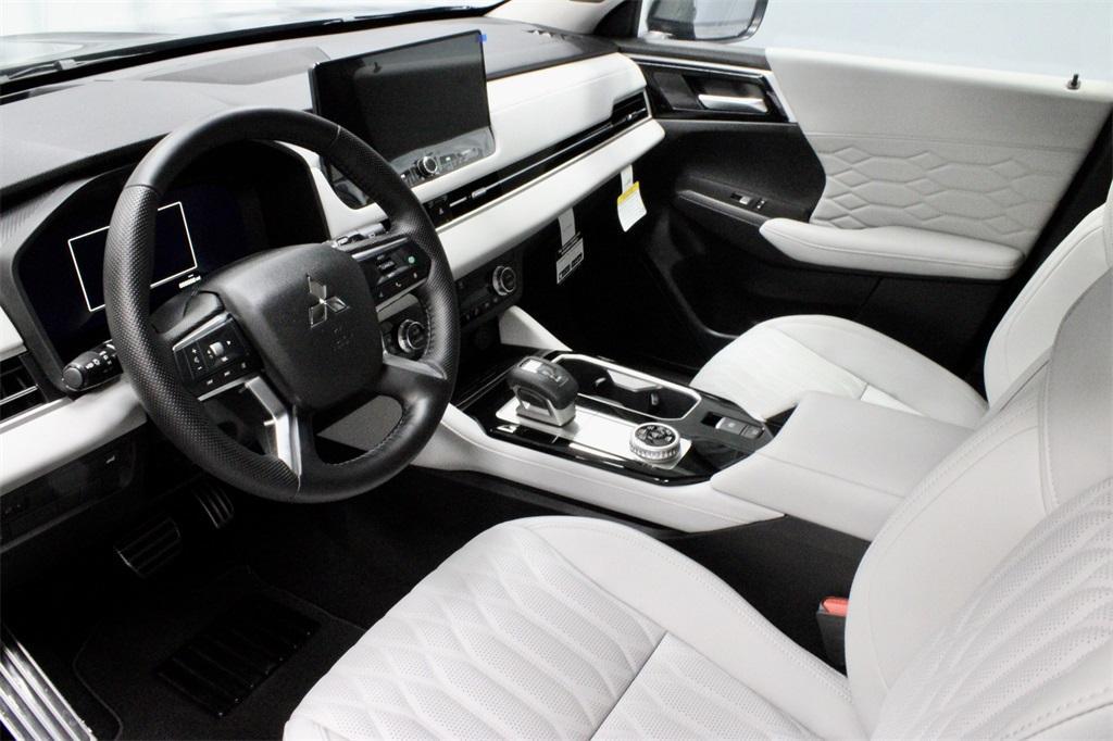 new 2025 Mitsubishi Outlander car
