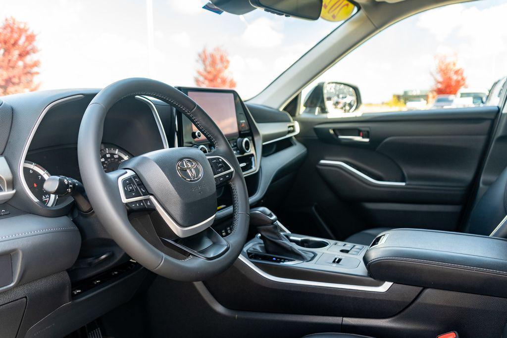 used 2023 Toyota Highlander car, priced at $36,714