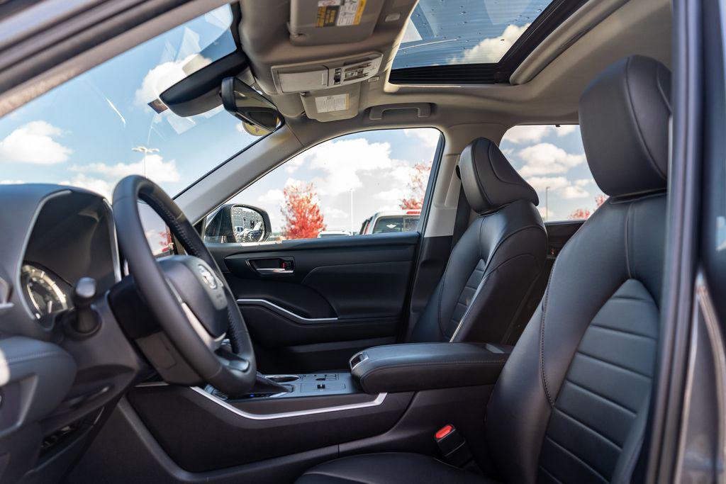 used 2023 Toyota Highlander car, priced at $36,714
