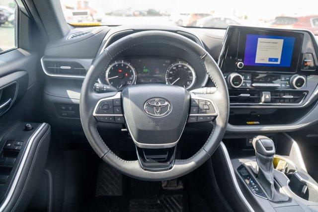 used 2023 Toyota Highlander car, priced at $39,990
