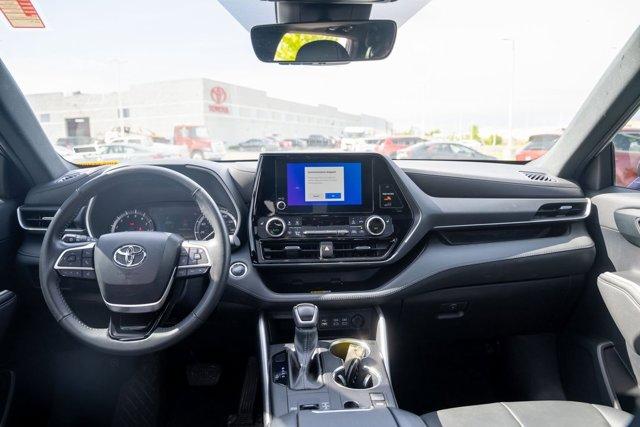used 2023 Toyota Highlander car, priced at $39,990
