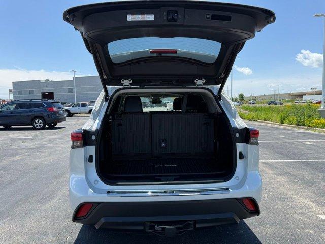 used 2022 Toyota Highlander car, priced at $37,990