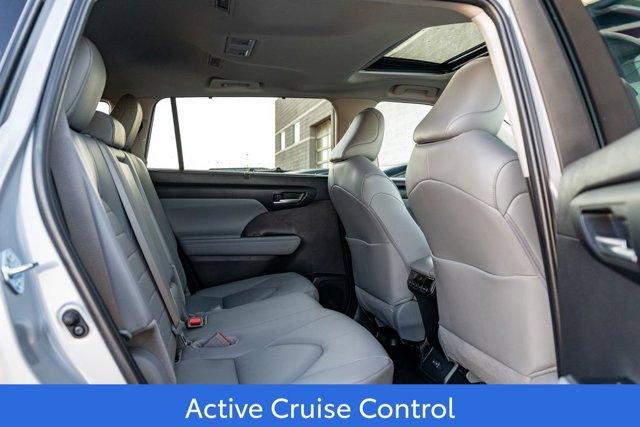 used 2025 Toyota Highlander car, priced at $46,394