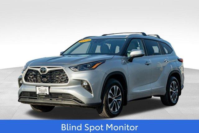 used 2025 Toyota Highlander car, priced at $46,394