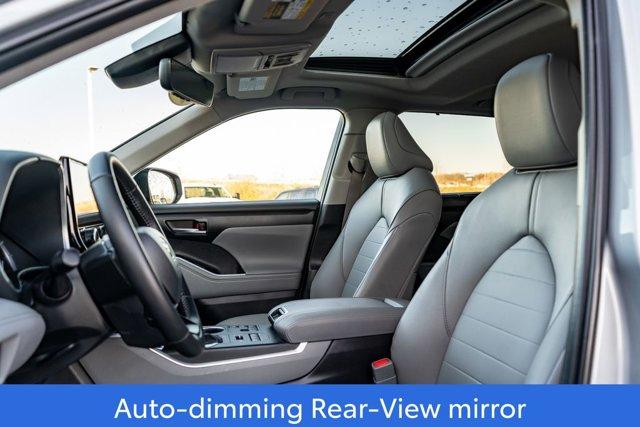 used 2025 Toyota Highlander car, priced at $46,394