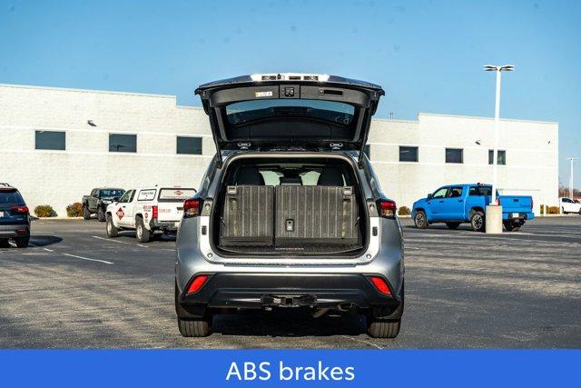used 2025 Toyota Highlander car, priced at $46,394