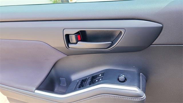 used 2023 Toyota Highlander car, priced at $32,884