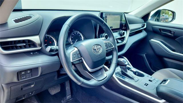 used 2023 Toyota Highlander car, priced at $32,884