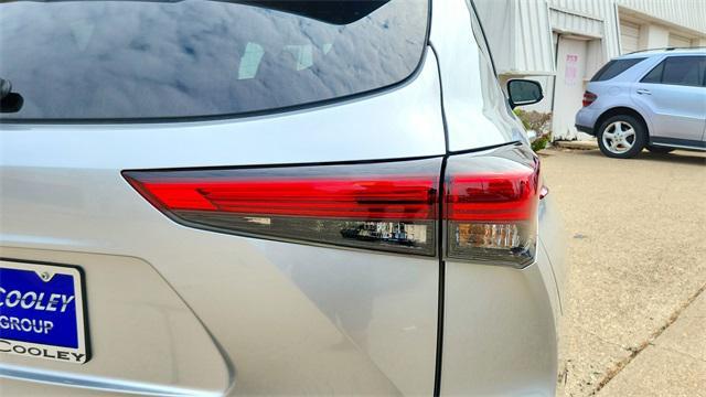 used 2021 Toyota Highlander car, priced at $28,888