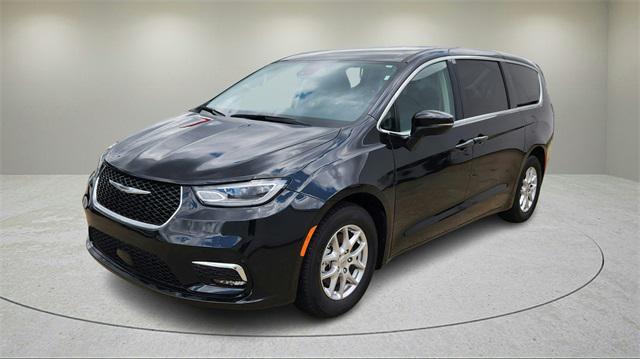 used 2023 Chrysler Pacifica car, priced at $25,038