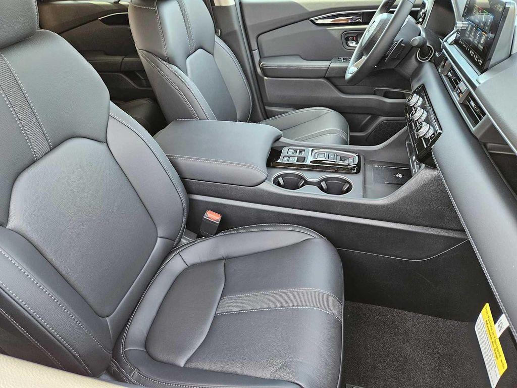 new 2025 Honda Pilot car, priced at $52,280