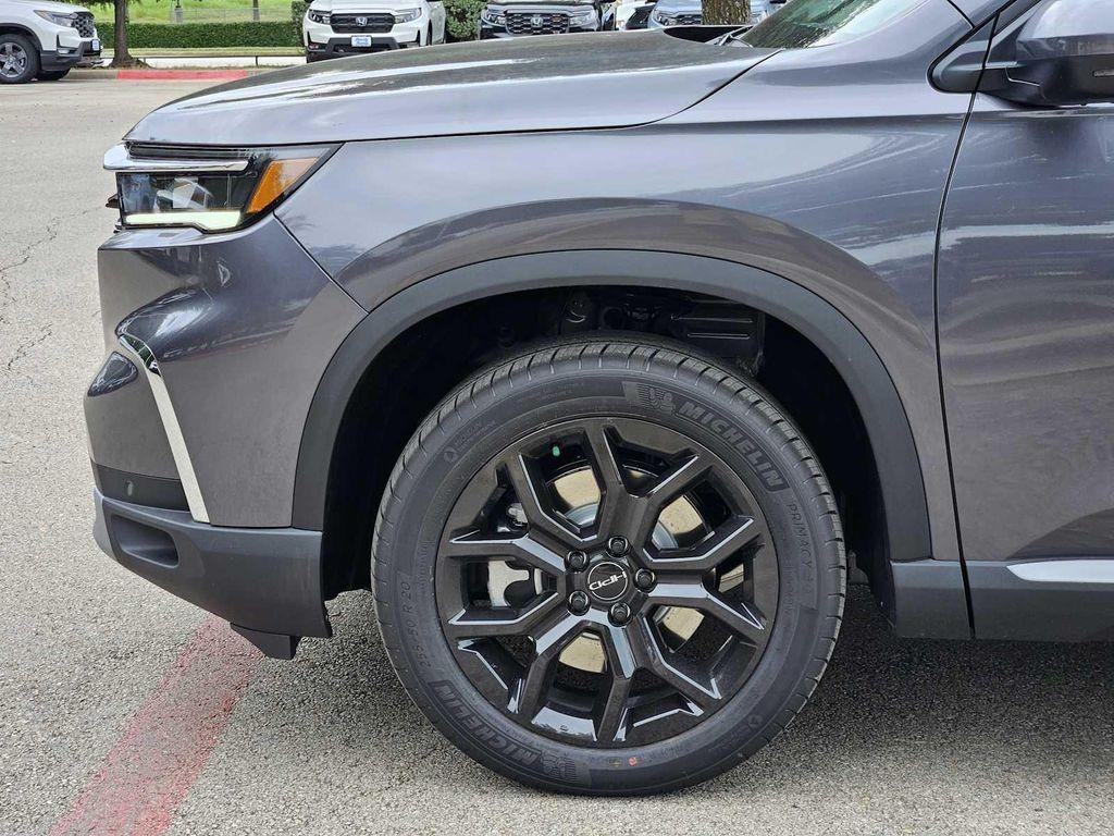 new 2025 Honda Pilot car, priced at $50,850