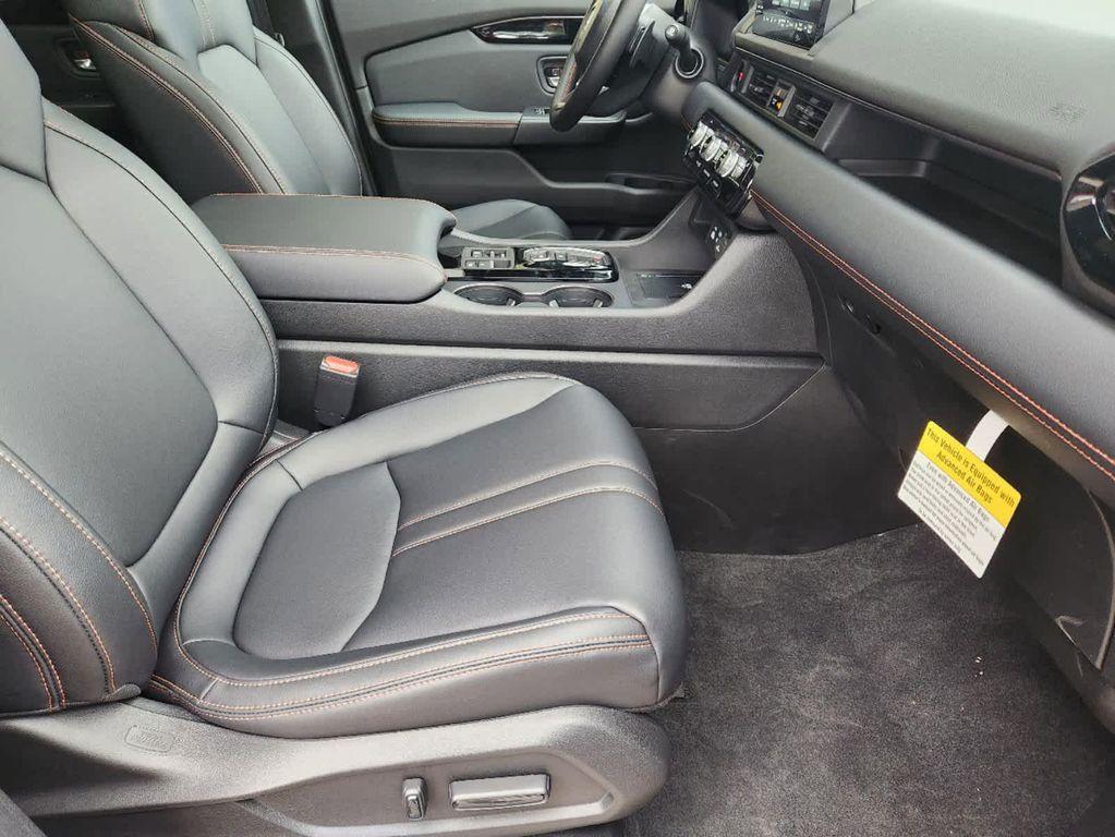 new 2025 Honda Pilot car, priced at $51,350
