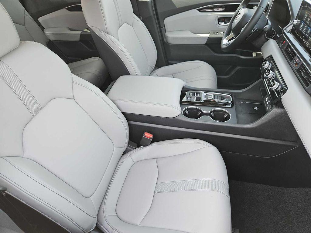 new 2025 Honda Pilot car, priced at $50,180