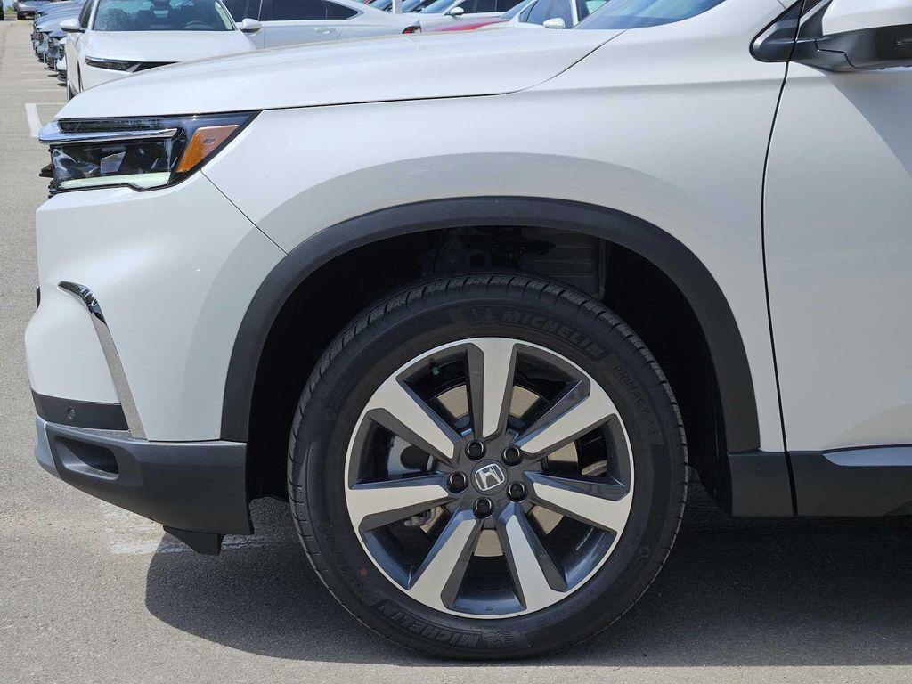 new 2025 Honda Pilot car, priced at $50,180