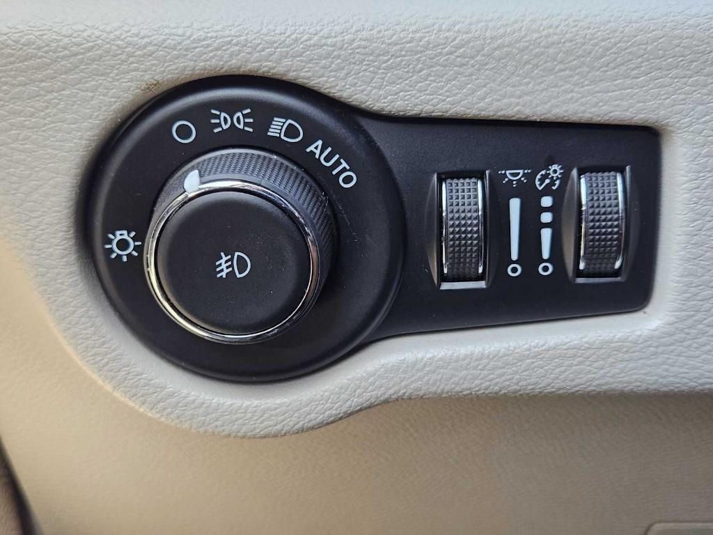 used 2023 Chrysler Pacifica car, priced at $18,526