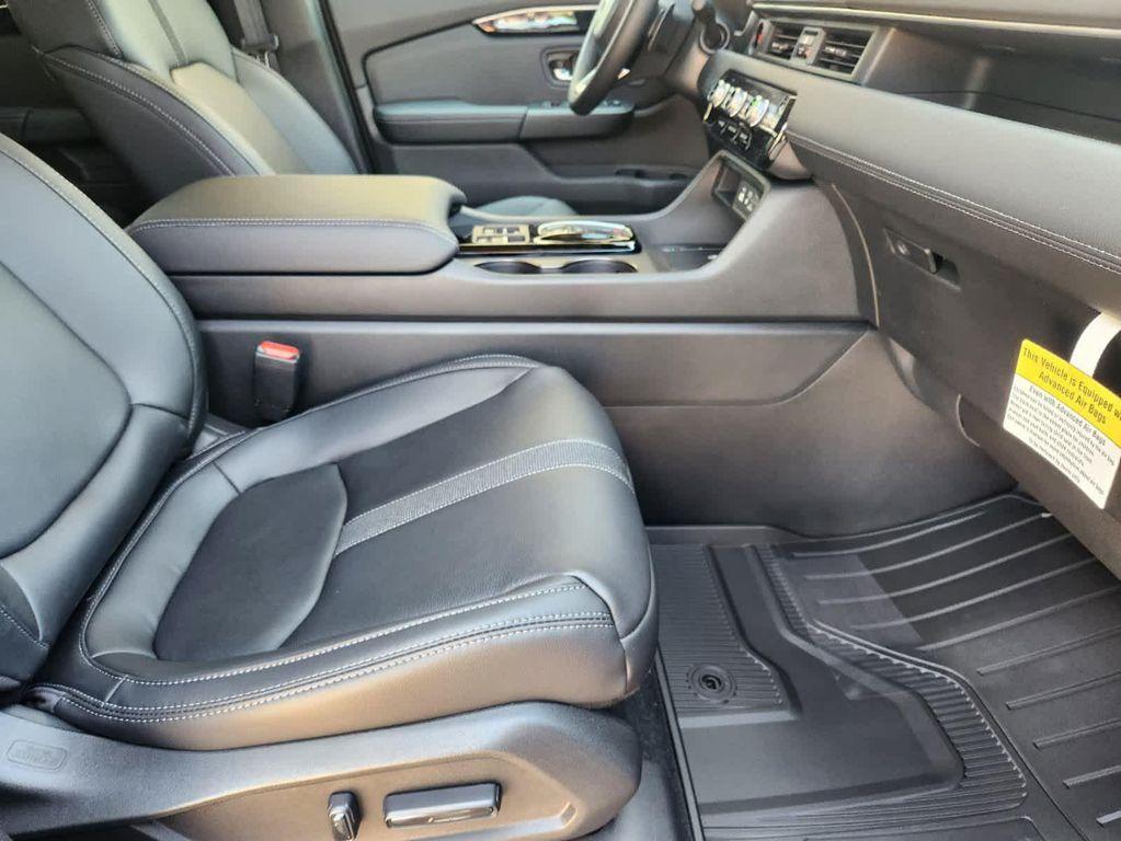 new 2025 Honda Pilot car, priced at $44,995