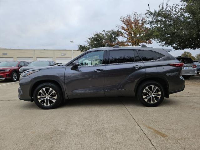 used 2021 Toyota Highlander car, priced at $32,872