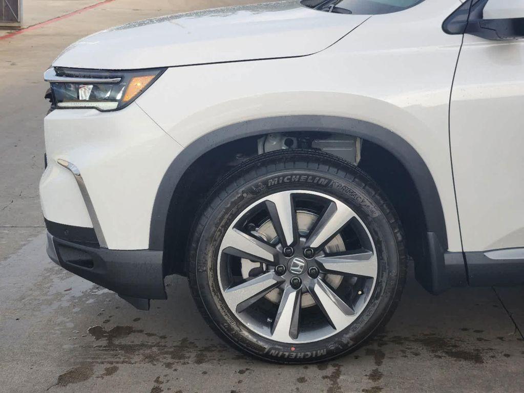 new 2025 Honda Pilot car, priced at $49,450