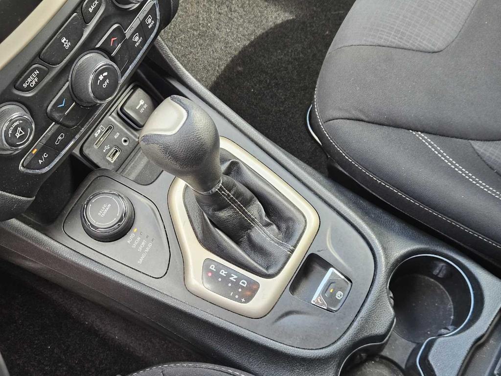 used 2015 Jeep Cherokee car, priced at $10,236