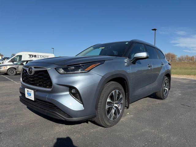 used 2021 Toyota Highlander car, priced at $27,900