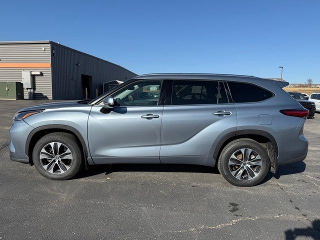 used 2021 Toyota Highlander car, priced at $27,900