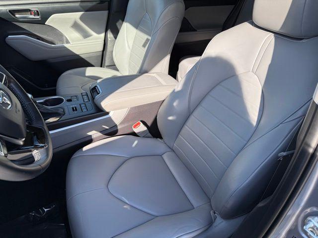 used 2021 Toyota Highlander car, priced at $27,900