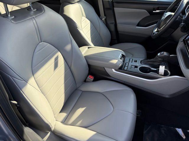 used 2021 Toyota Highlander car, priced at $27,900
