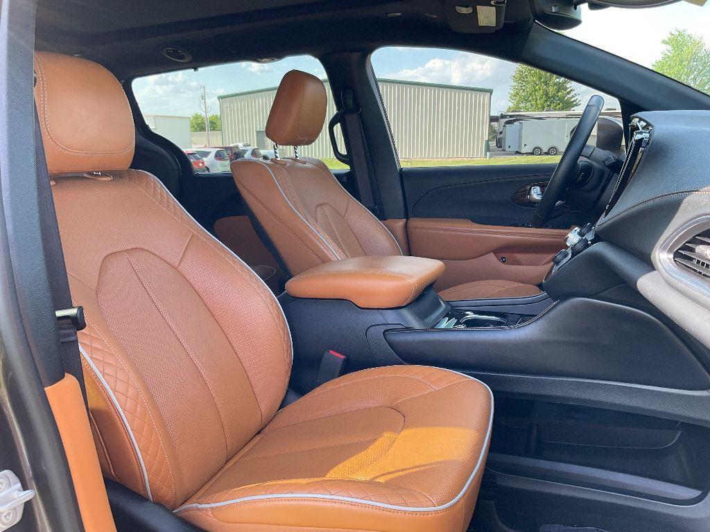 used 2022 Chrysler Pacifica Hybrid car, priced at $36,000