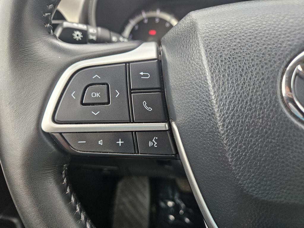 used 2023 Toyota Highlander car, priced at $34,500