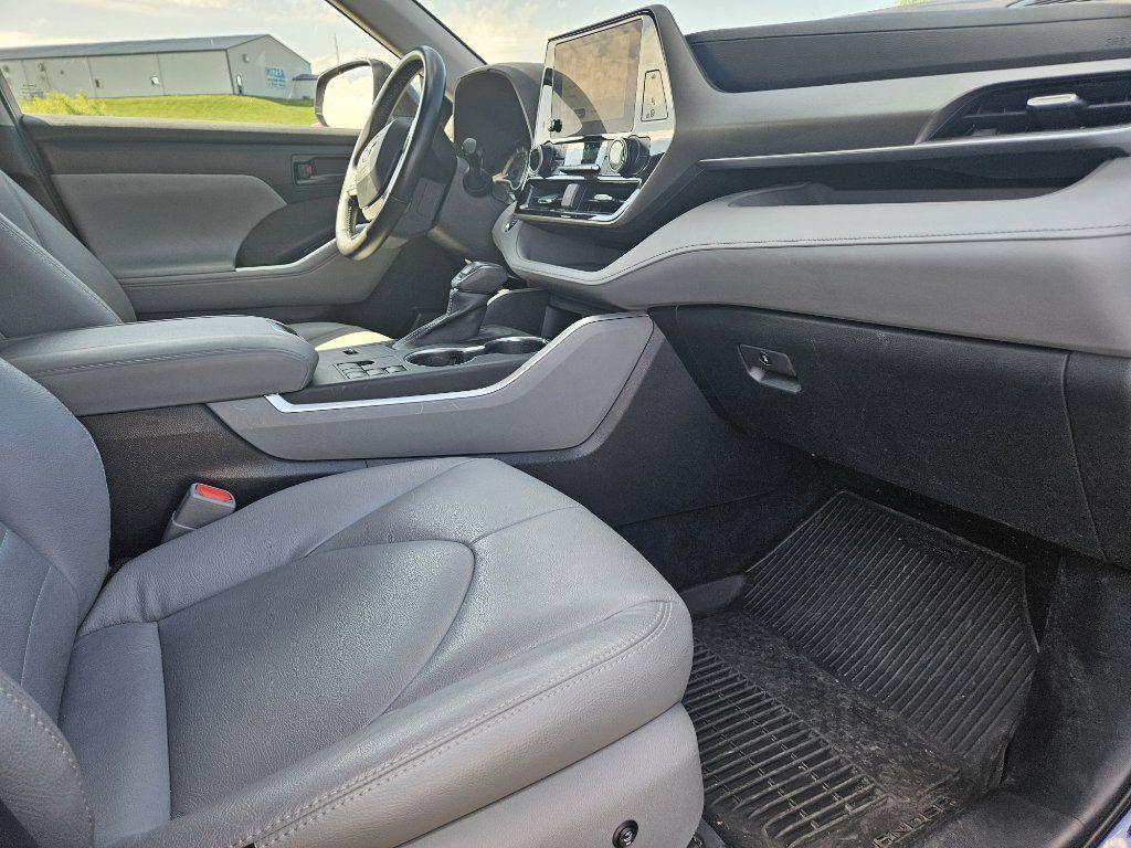 used 2023 Toyota Highlander car, priced at $34,500