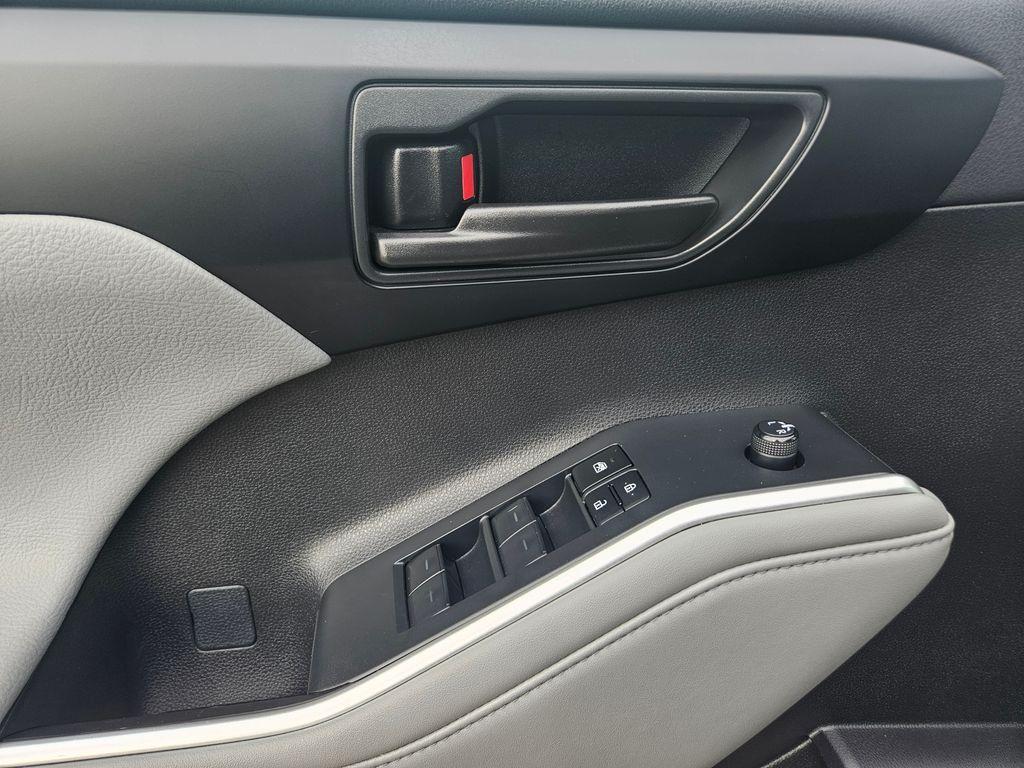used 2023 Toyota Highlander car, priced at $34,500