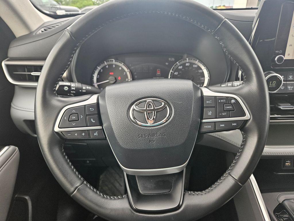 used 2023 Toyota Highlander car, priced at $34,500