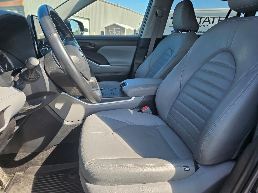 used 2023 Toyota Highlander car, priced at $34,500