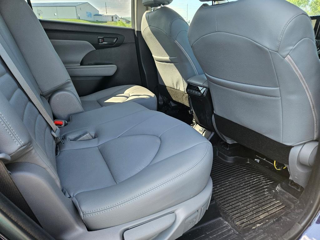 used 2023 Toyota Highlander car, priced at $34,500