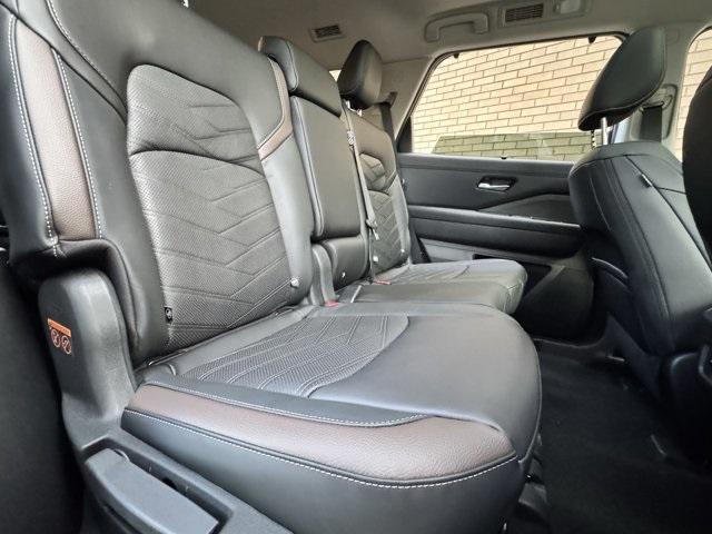 new 2025 Nissan Pathfinder car, priced at $40,925