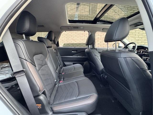 new 2025 Nissan Pathfinder car, priced at $40,925