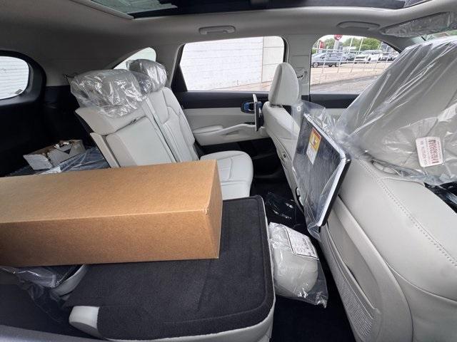 new 2025 Kia Sorento car, priced at $35,180