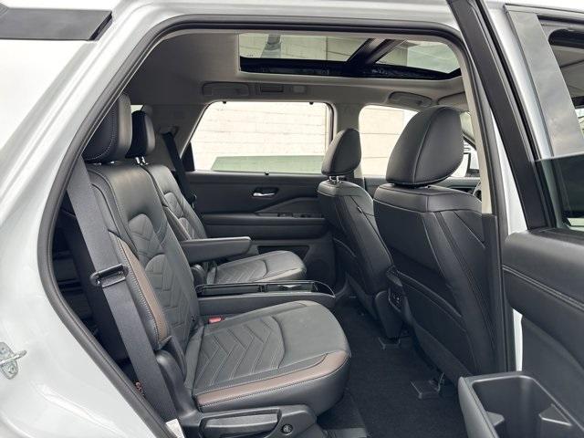 new 2025 Nissan Pathfinder car, priced at $50,086