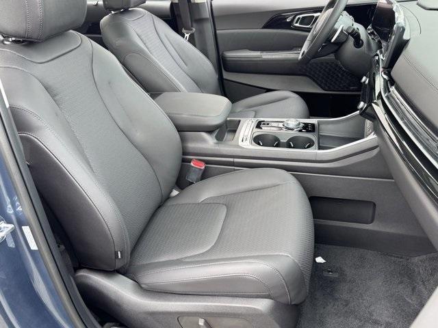 new 2025 Kia Carnival Hybrid car, priced at $52,040