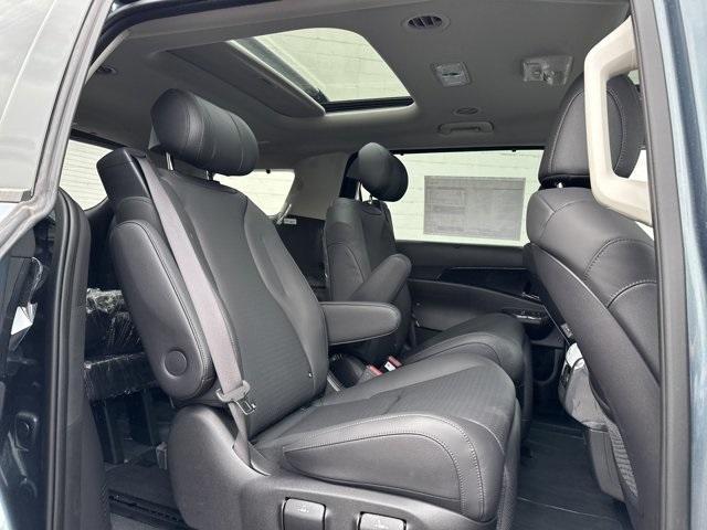 new 2025 Kia Carnival Hybrid car, priced at $52,500
