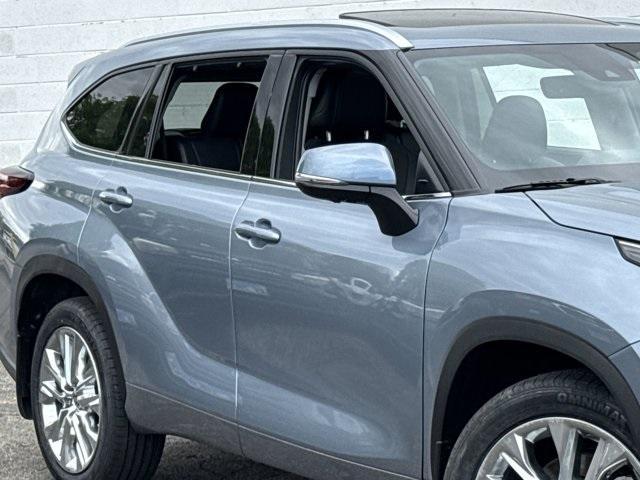 used 2024 Toyota Highlander car, priced at $39,991