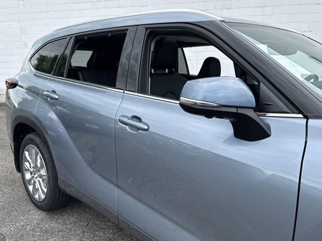 used 2024 Toyota Highlander car, priced at $39,991
