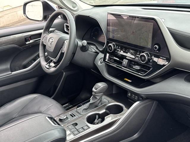 used 2024 Toyota Highlander car, priced at $39,991