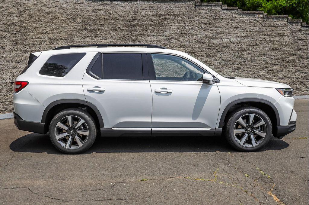 new 2025 Honda Pilot car, priced at $49,735