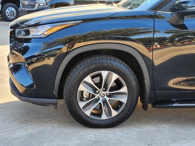 used 2020 Toyota Highlander car, priced at $29,300