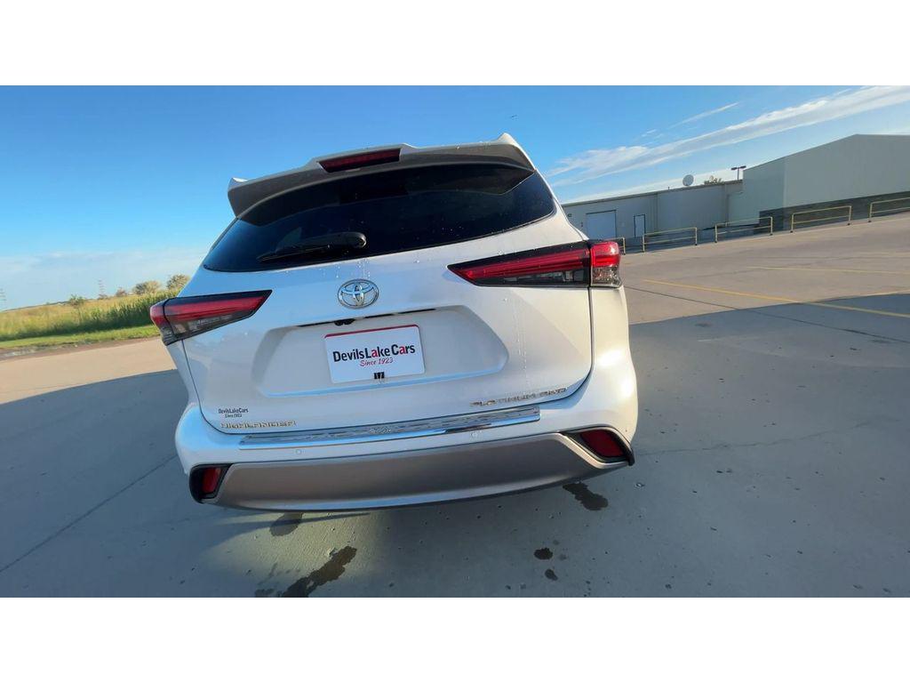 used 2022 Toyota Highlander car, priced at $33,999