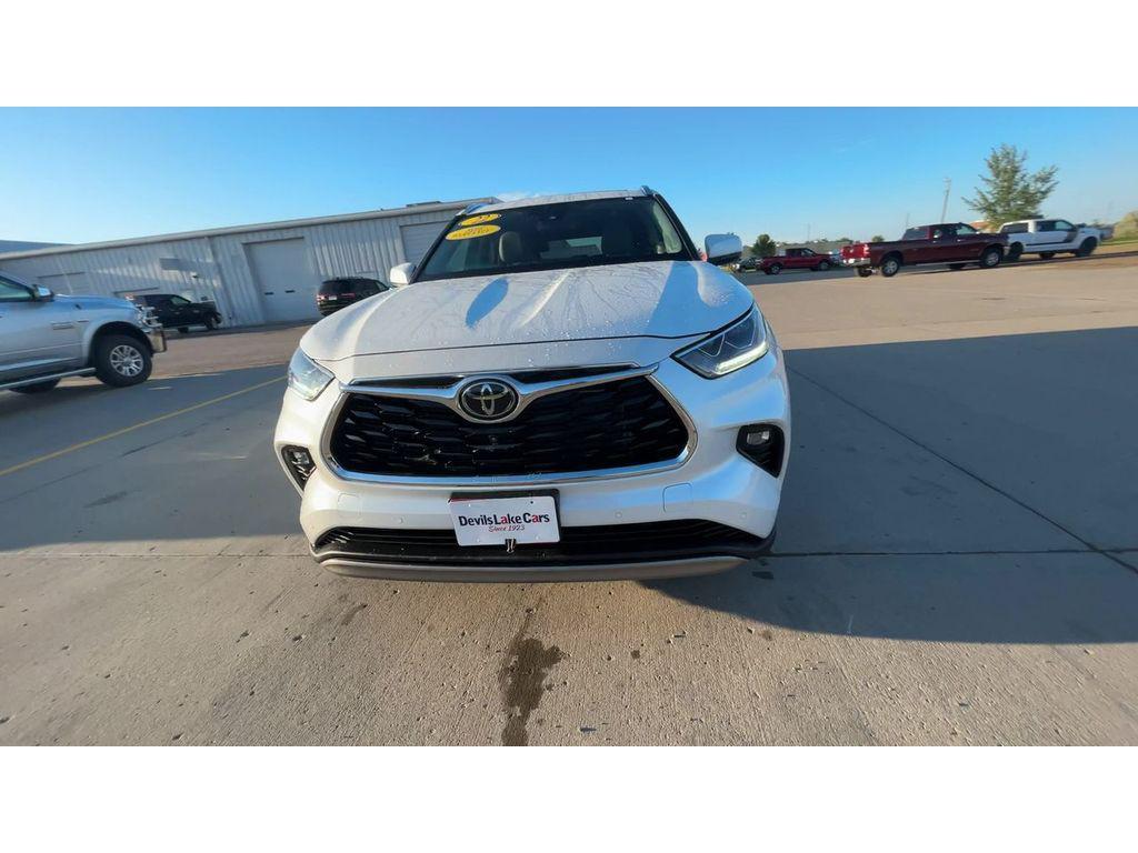 used 2022 Toyota Highlander car, priced at $33,999