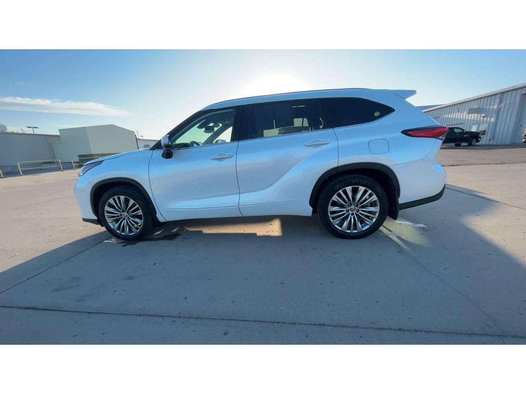 used 2022 Toyota Highlander car, priced at $33,999