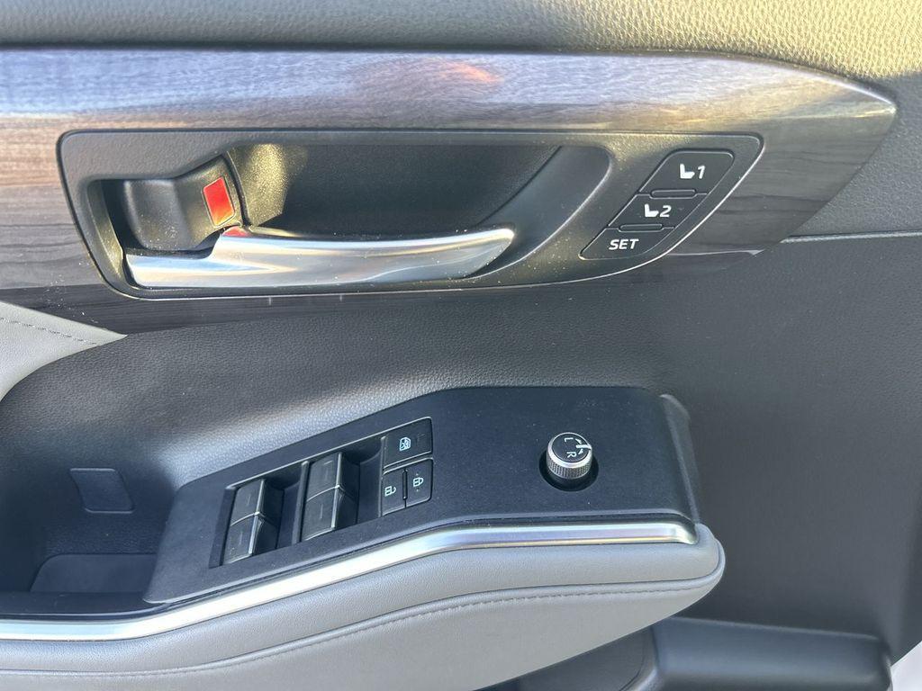 used 2022 Toyota Highlander car, priced at $33,999
